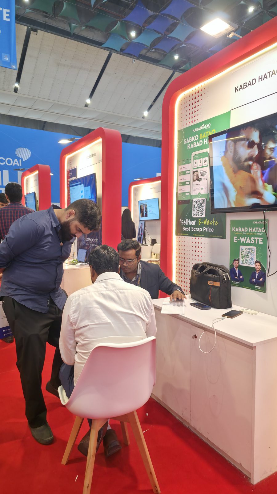 A conversation at the Kabad Hatao booth on day 3.