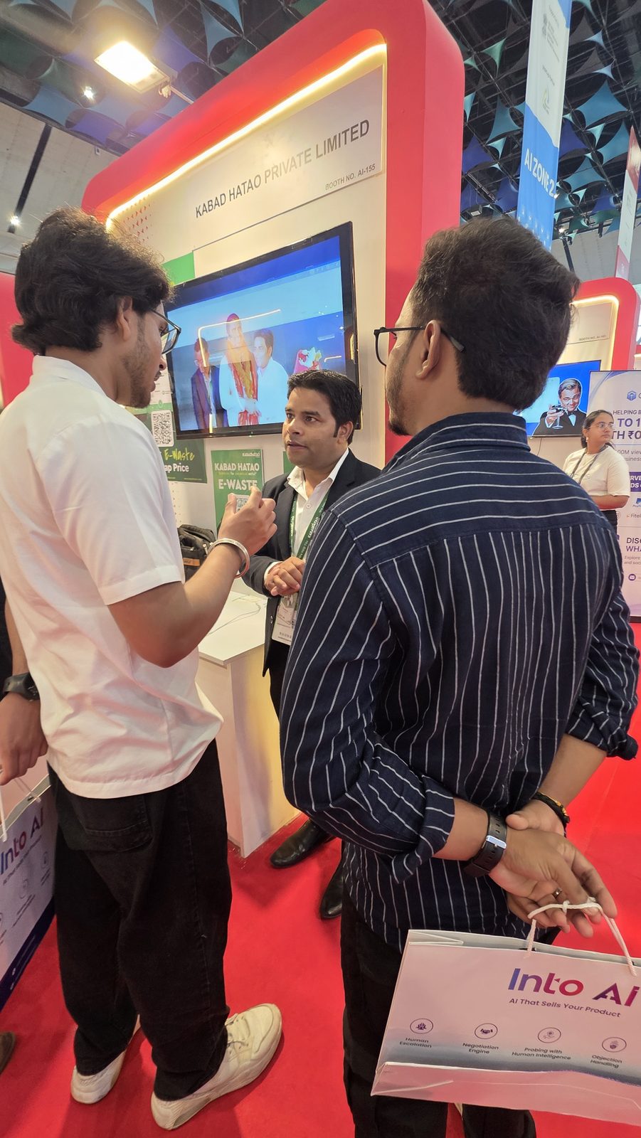 A conversation at the Kabad Hatao booth on day 3.
