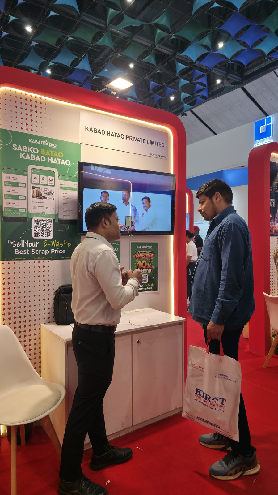 A conversation at the Kabad Hatao booth on day 3.