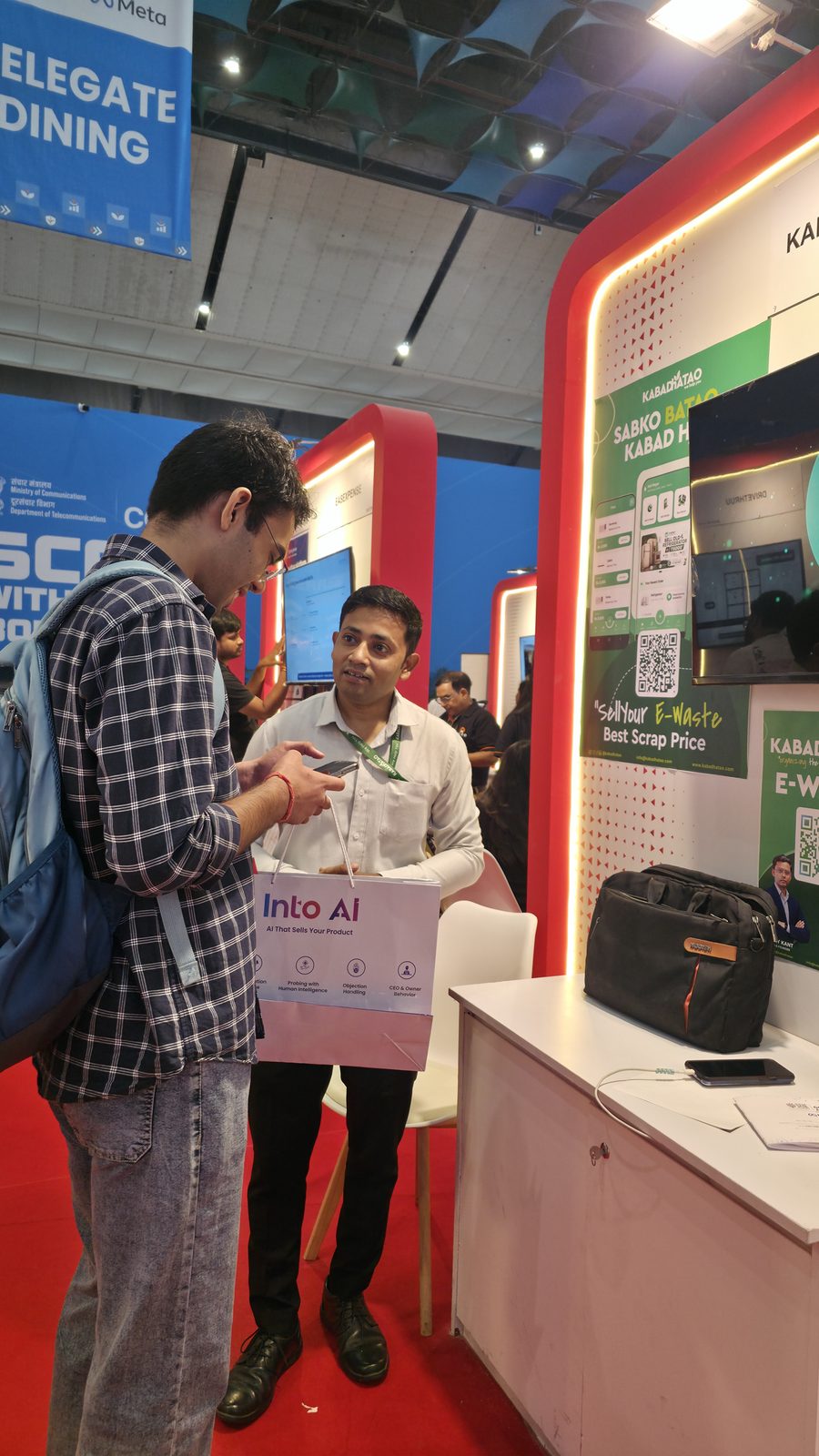 A conversation at the Kabad Hatao booth on day 3.