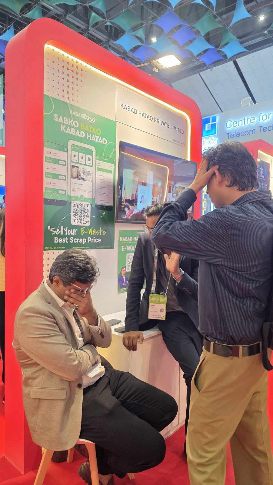 A discussion beside the stall screen.