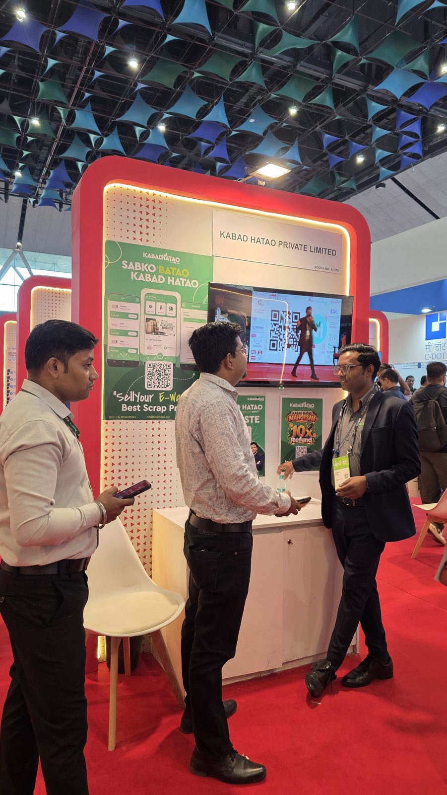 A discussion beside the stall screen.