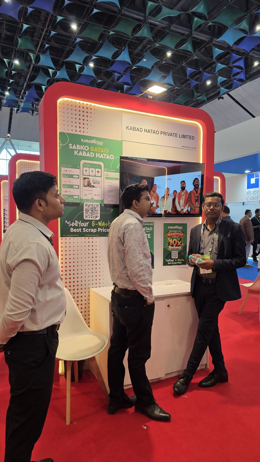 A discussion beside the stall screen.