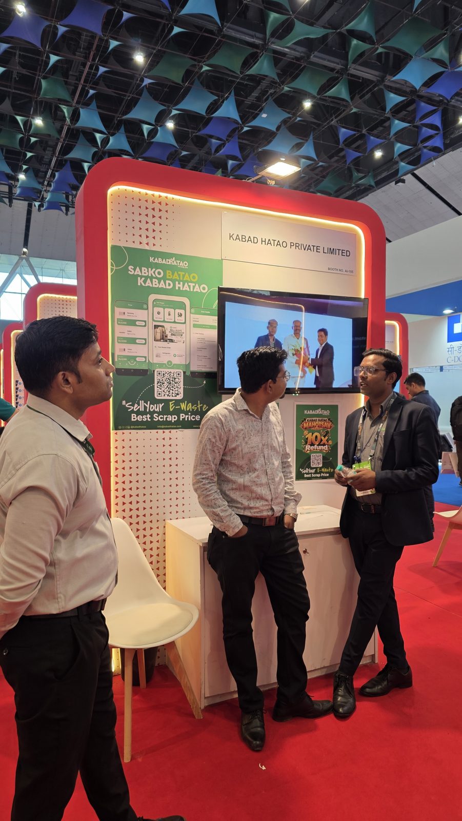 Another conversation at booth AI-155 on day 3.