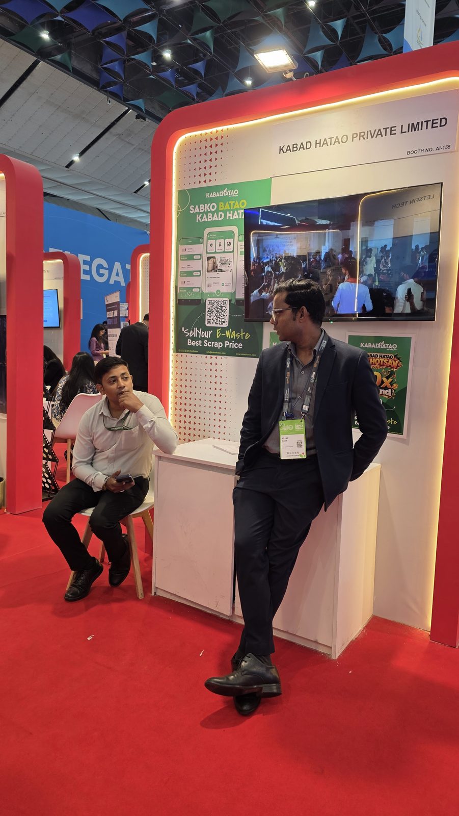 A discussion beside the stall screen.